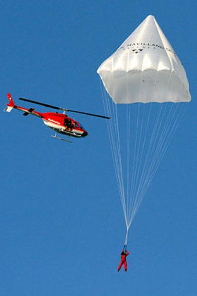 Швейцарец спрыгнул с парашютом 500-летней давности