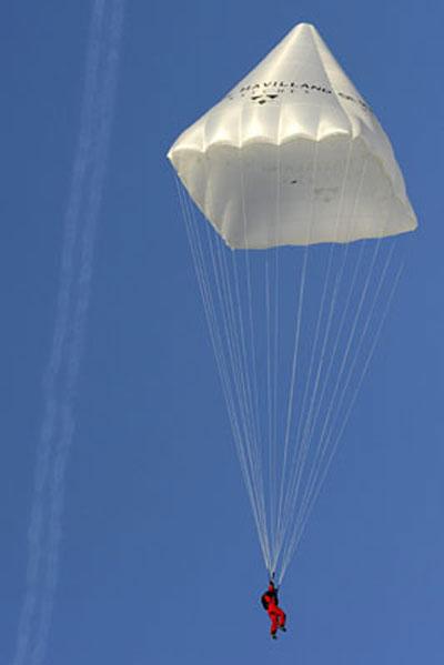 Швейцарец спрыгнул с парашютом 500-летней давности