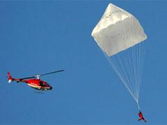 Швейцарец спрыгнул с парашютом 500-летней давности