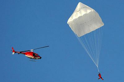 Швейцарец спрыгнул с парашютом 500-летней давности
