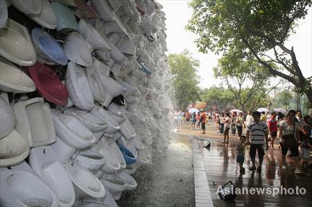 В Китае забил водопад из туалетов