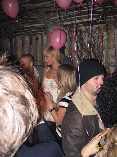 Пэрис Хилтон отметила день рождения  ядовитым тортом