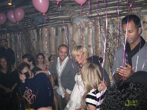 Пэрис Хилтон отметила день рождения  ядовитым тортом