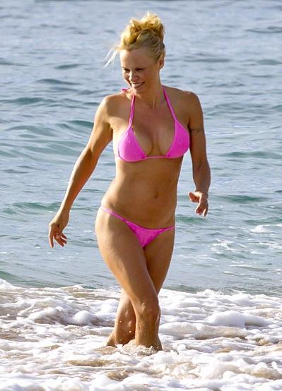 Знаменитости за 40 в бикини, которым не стыдно раздеться