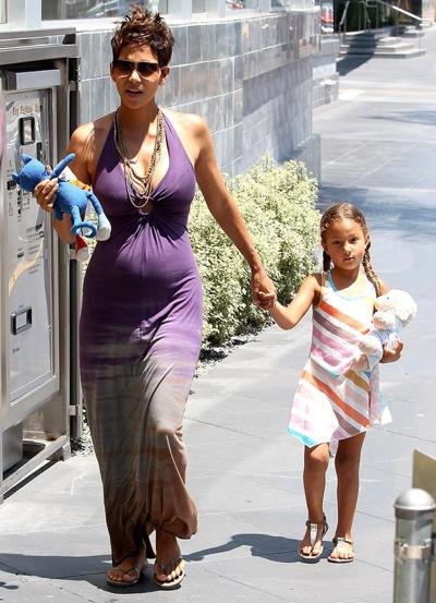 Зрелые знаменитые мамы со своими детьми