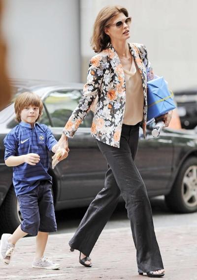 Зрелые знаменитые мамы со своими детьми