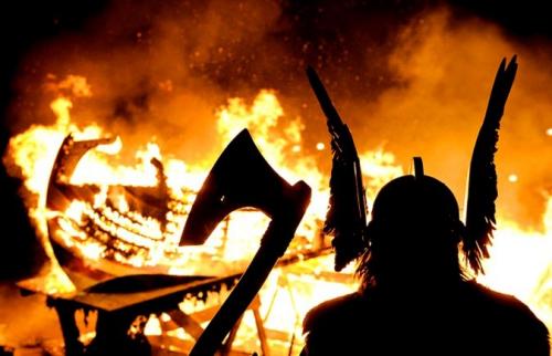В Шотландии сожгли корабль викингов
