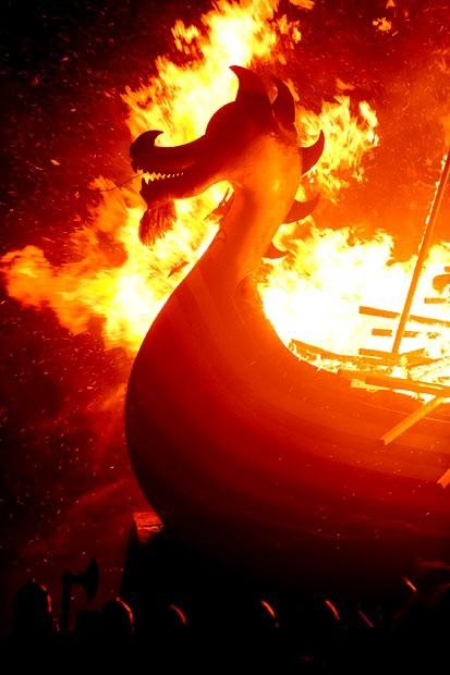 В Шотландии сожгли корабль викингов