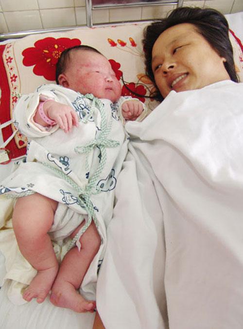 В Китае родился младенец-богатырь