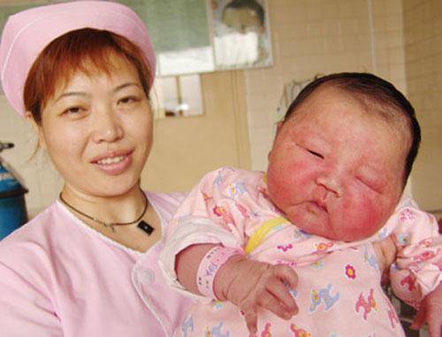 В Китае родился младенец-богатырь