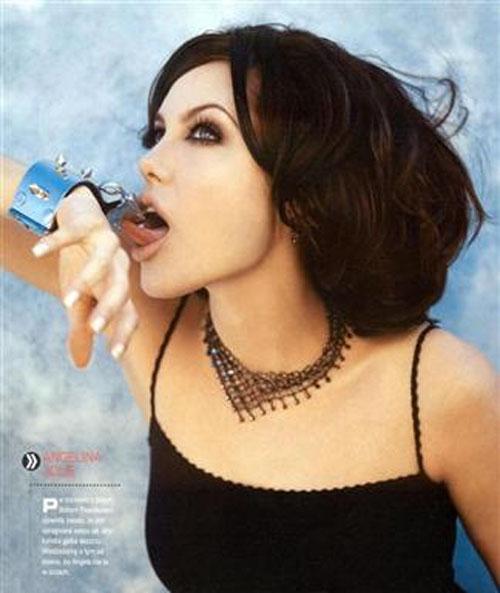 Знаменитости показывают язык