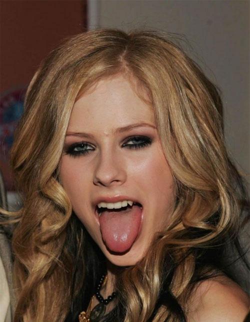 Знаменитости показывают язык