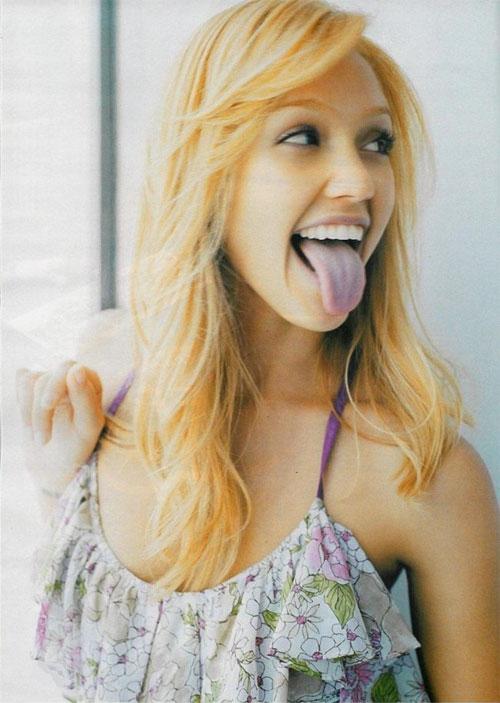 Знаменитости показывают язык