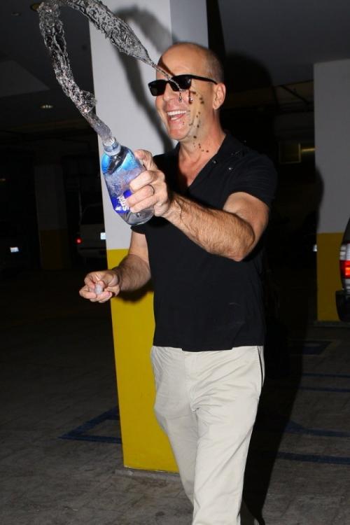 12 звезд, забавно отреагировавших на папарацци