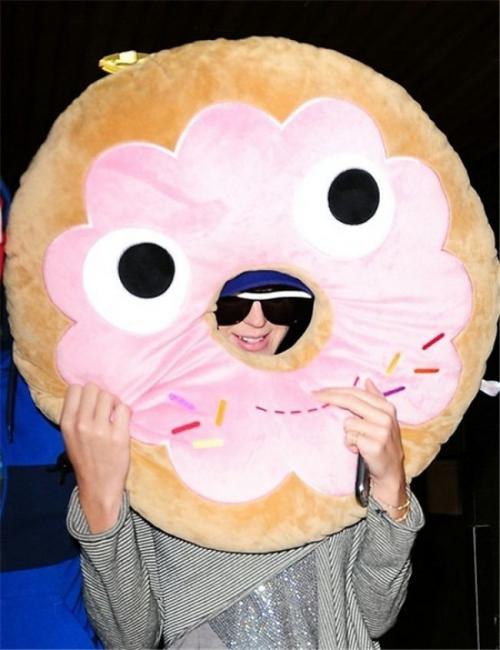 12 звезд, забавно отреагировавших на папарацци