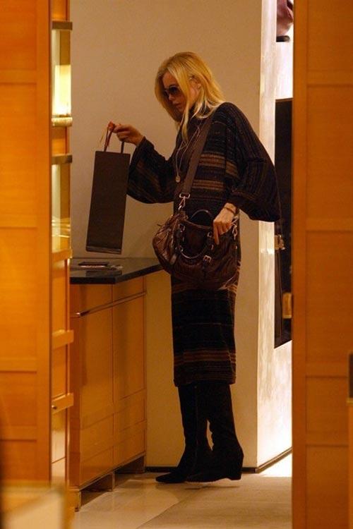 Звездные шопоголики отправились за подарками