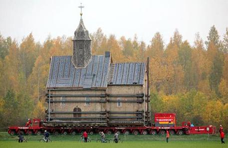 Церковь на колесах собрала толпу зевак