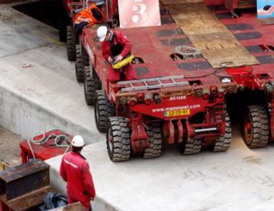 Церковь на колесах собрала толпу зевак