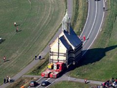 Церковь на колесах собрала толпу зевак