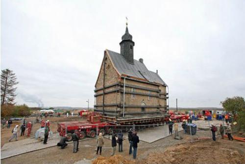 Церковь на колесах собрала толпу зевак