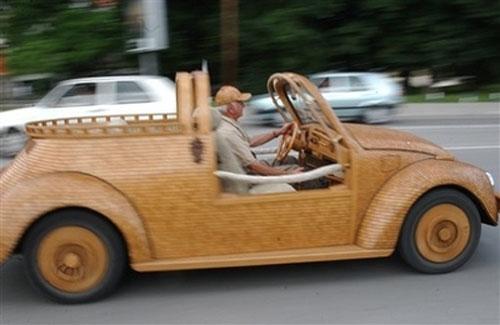 Серб разъезжает по городу на деревянном авто