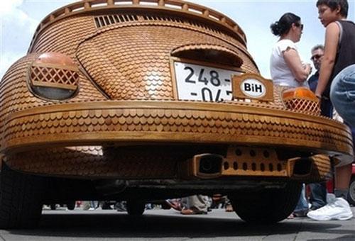Серб разъезжает по городу на деревянном авто