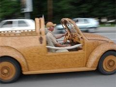 Серб разъезжает по городу на деревянном авто