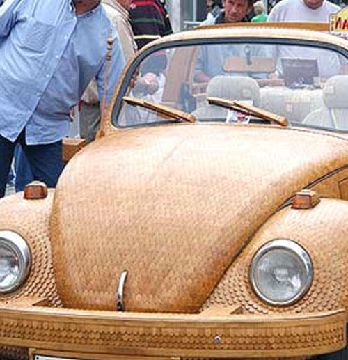 Серб разъезжает по городу на деревянном авто