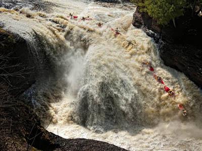 Топ-30 самых впечатляющих прыжков на каяках с водопадов