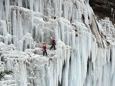 Удивительные замерзшие водопады по всему миру