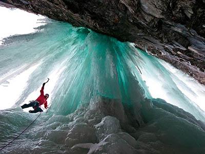 Удивительные замерзшие водопады по всему миру
