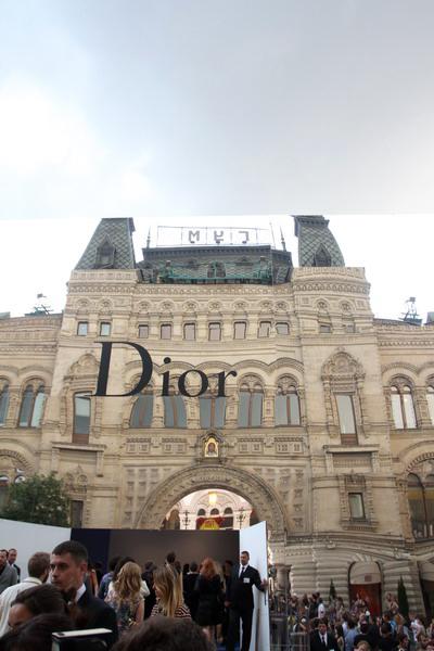 Dior устроил на Красной площади зазеркалье