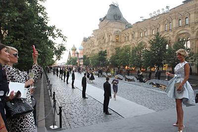 Dior устроил на Красной площади зазеркалье