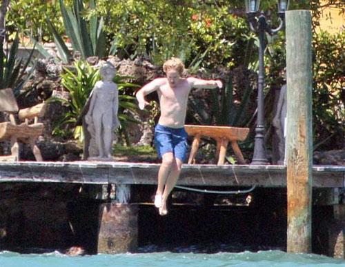 Звёзды на каникулах — мишень для папарацци