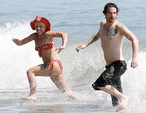 Звёзды на каникулах — мишень для папарацци