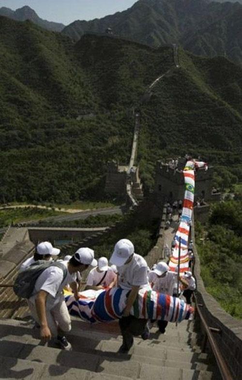 Великую Китайскую Стену накрыли "Олимпийским драконом"