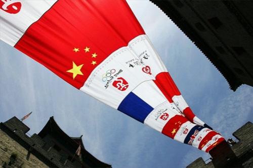 Великую Китайскую Стену накрыли "Олимпийским драконом"