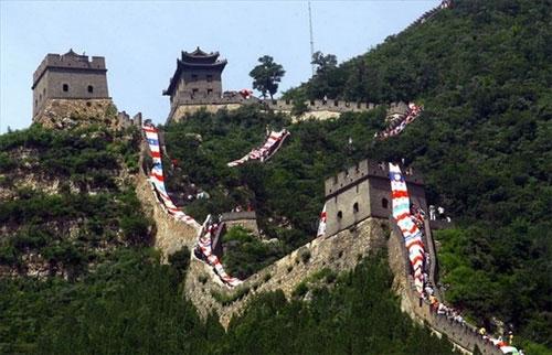 Великую Китайскую Стену накрыли "Олимпийским драконом"
