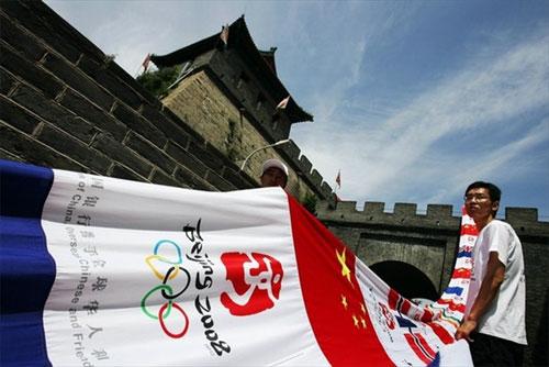 Великую Китайскую Стену накрыли "Олимпийским драконом"