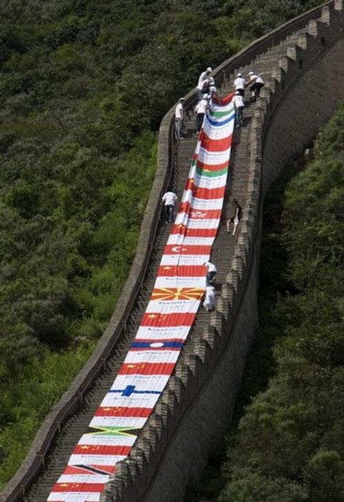 Великую Китайскую Стену накрыли "Олимпийским драконом"