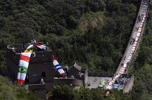 Великую Китайскую Стену накрыли "Олимпийским драконом"
