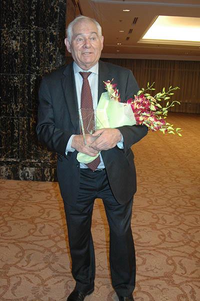 Аллу Пугачеву наградили за любовь к детям. Заочно