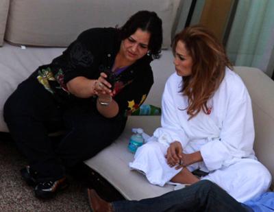 Джей Ло "в домашнем" расслабилась на крыше отеля