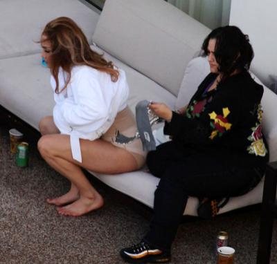 Джей Ло "в домашнем" расслабилась на крыше отеля