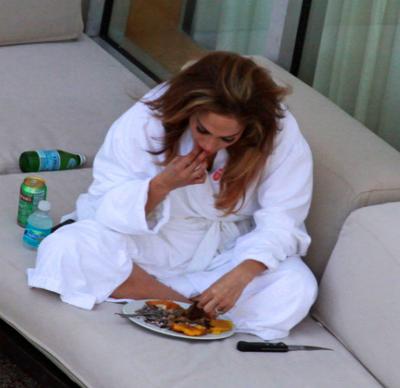 Джей Ло "в домашнем" расслабилась на крыше отеля