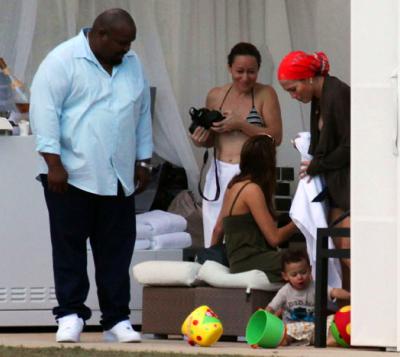 Джей Ло "в домашнем" расслабилась на крыше отеля