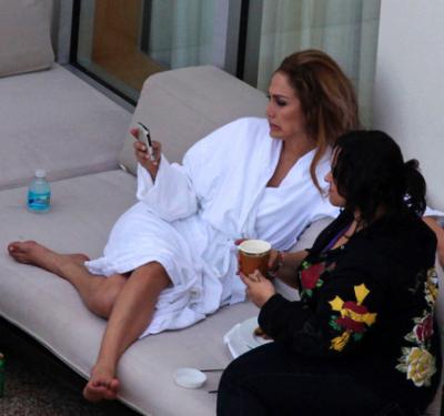 Джей Ло "в домашнем" расслабилась на крыше отеля