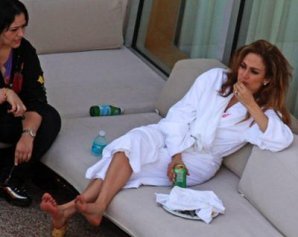 Джей Ло "в домашнем" расслабилась на крыше отеля