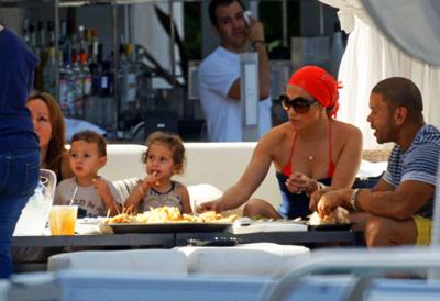 Джей Ло "в домашнем" расслабилась на крыше отеля