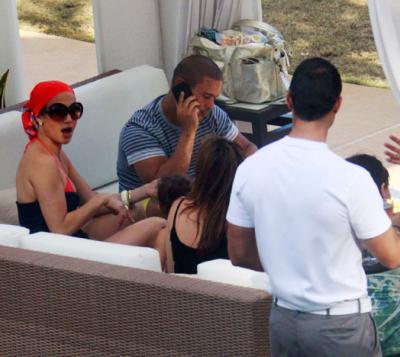 Джей Ло "в домашнем" расслабилась на крыше отеля